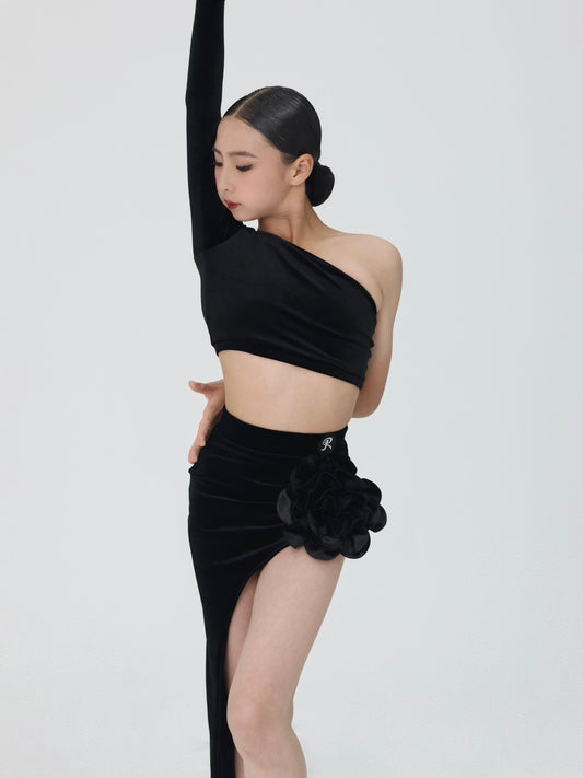 Sloping shoulder flower skirt