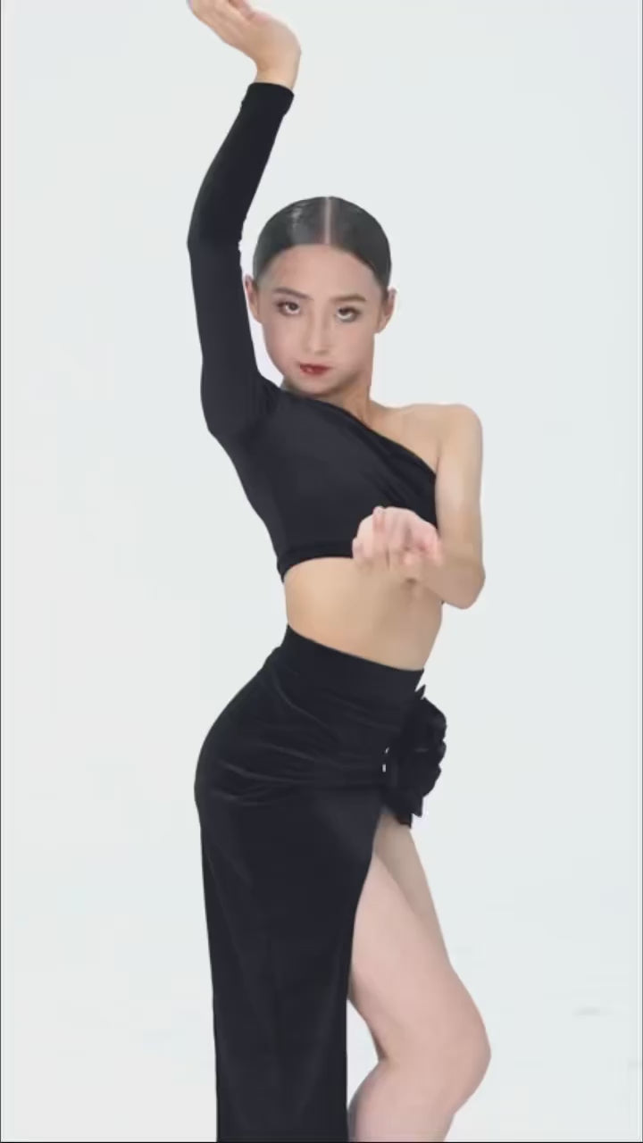Sloping shoulder flower skirt